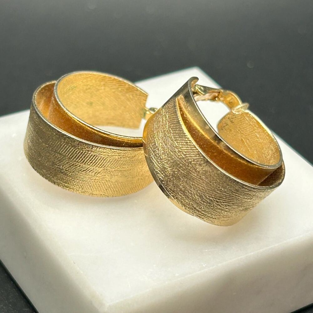 L0174 Emmons vintage double hoop earrings gold tone